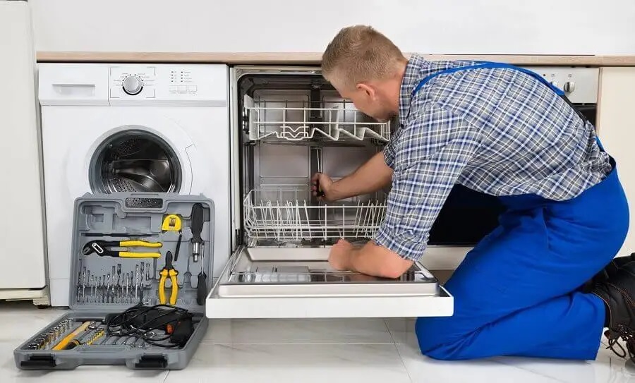 Şişli Smeg servisi teknisyen ekibi beyaz eşya tamiri yaparken